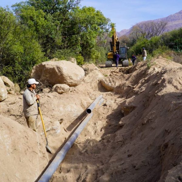 Operativo agua en Castro Barros