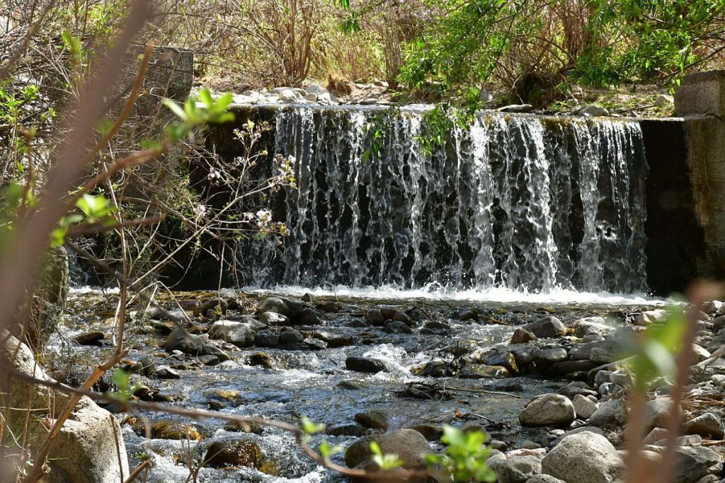 Captación de agua para consumo en la quebrada de Agua Negra de Chilecito