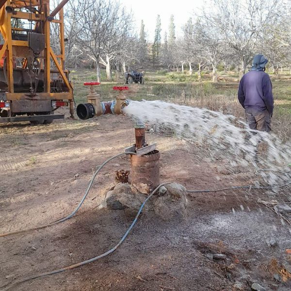 Restableciendo el servicio de agua en distritos de Famatina